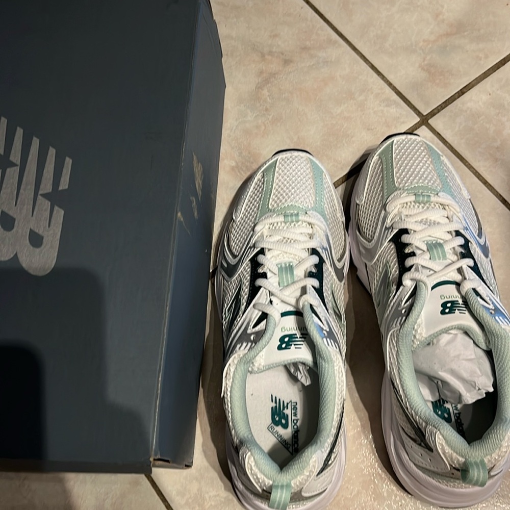 New Balance size 6.5 new not worn with box. Color white green and mint